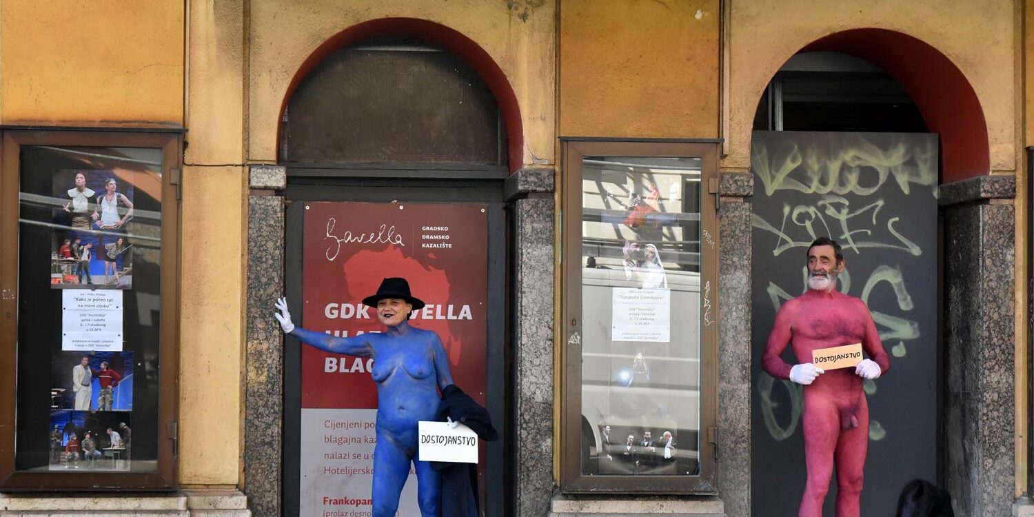 Vlasta Delimar i Milan Božić: Tišina živih skulptura u tišini oštećenih kuća, foto: Silvija Dogan, 2020.