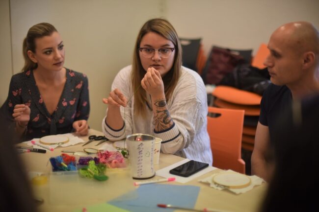 Sara Morić: Klitorisna radionica vezenja / Queer Zagreb Sezona 2019 / Photo: Silvija Dogan, This is a Domino project!