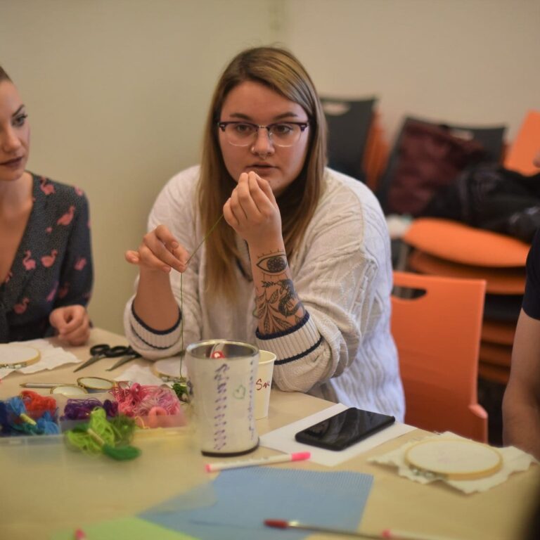 Sara Morić: Klitorisna radionica vezenja / Queer Zagreb Sezona 2019 / Photo: Silvija Dogan, This is a Domino project!