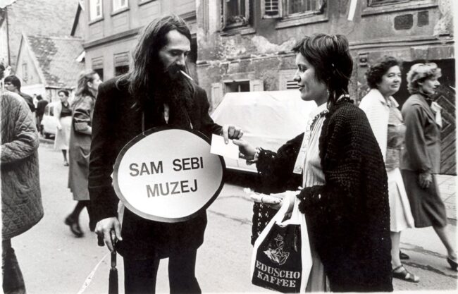 Susret dviju akcija: Vladimir Dodig Trokut: Sam sebi muzej i Vlasta Delimar: Evo ti kurac, evo ti pička (manifestacija s uličnim događanjima Tkalčićeva po drugi put u organizaciji Antoanete Pasinović, 1982.)