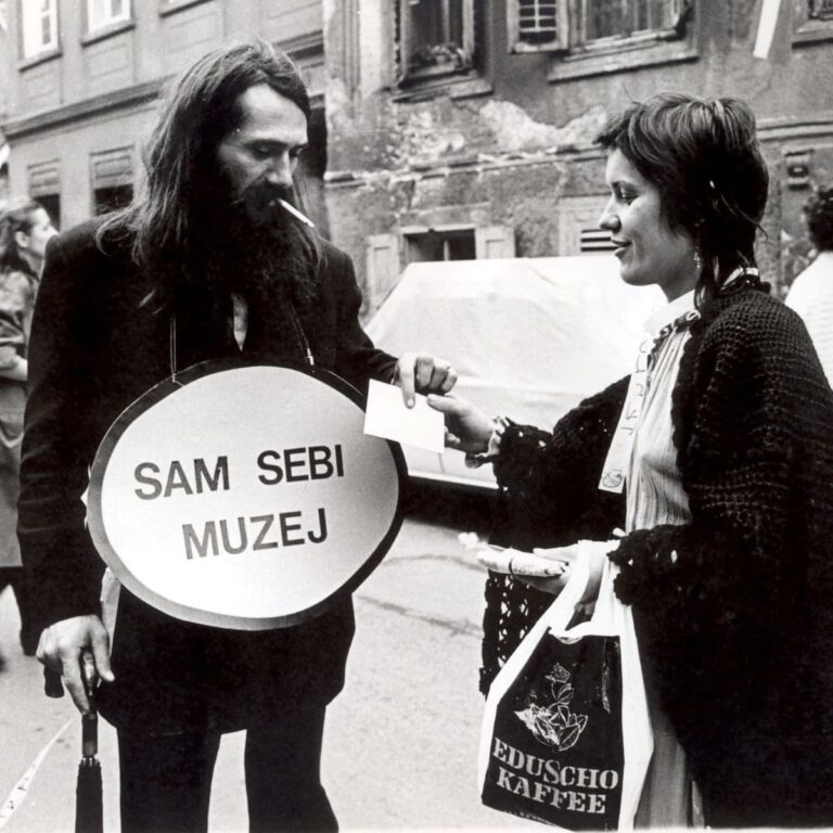 Susret dviju akcija: Vladimir Dodig Trokut: Sam sebi muzej i Vlasta Delimar: Evo ti kurac, evo ti pička (manifestacija s uličnim događanjima Tkalčićeva po drugi put u organizaciji Antoanete Pasinović, 1982.)